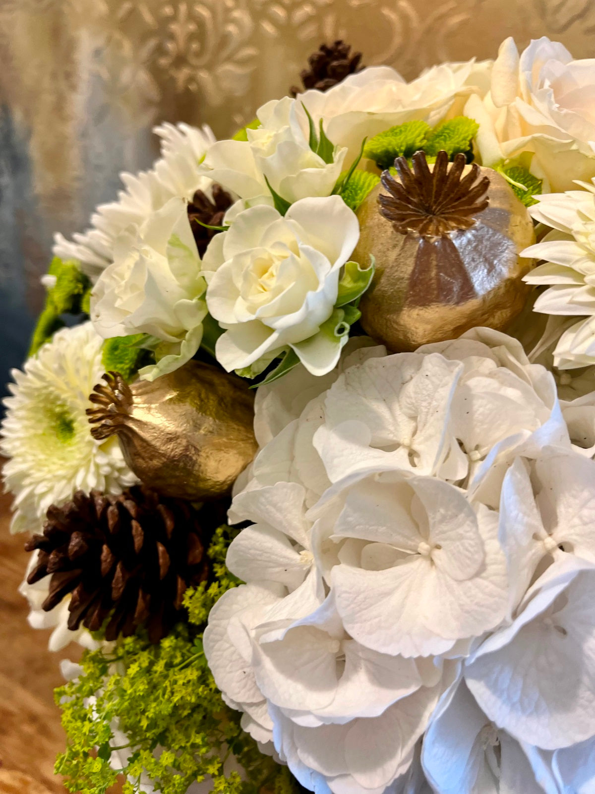 Beautiful_white_flower_arrangement