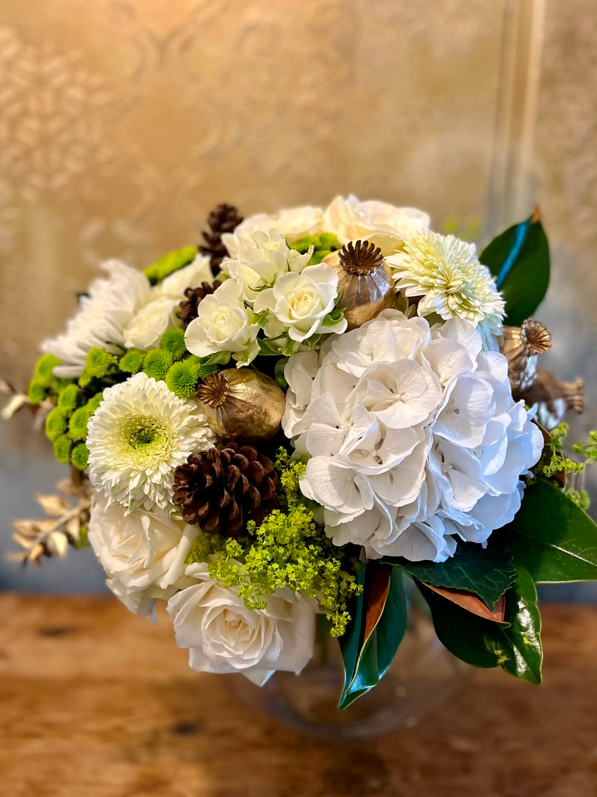 White_flower_arrangement_in_vase